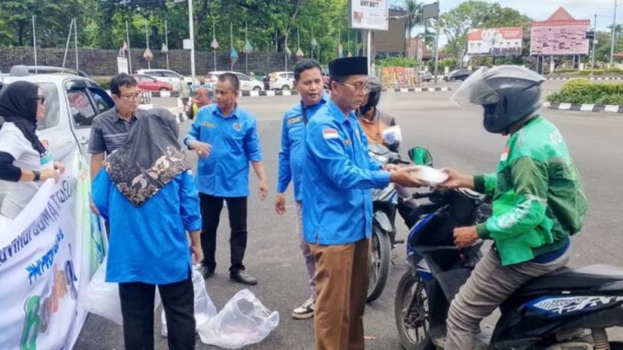 Para jurnalis menggelar aksi berbagi nasi kotak dan es teh manis di kawasan Simpang Empat DPRD Sumsel, Jumat (12/9/2025). Foto: dok/PWI Sumsel