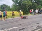 LintangPos.com_20250913_163036_0000 Seorang pengendara motor tewas usai ditabrak truk tronton pengangkut semen di Jalan Lintas Tengah Sumatera, Desa Tanjung Kemala, OKU Timur.