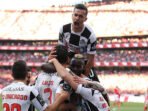 Bek Boavista, Lucas Tagliapietra usai mencetak gol kedua Boavista bersama rekan satu timnya pada pertandingan antara SL Benfica dan Boavista FC untuk Liga Primeira Portugal di Estadio da Luz pada 14 Januari 2017 di Lisbon, Portugal. Foto: Carlos Rodrigues/Getty Images
