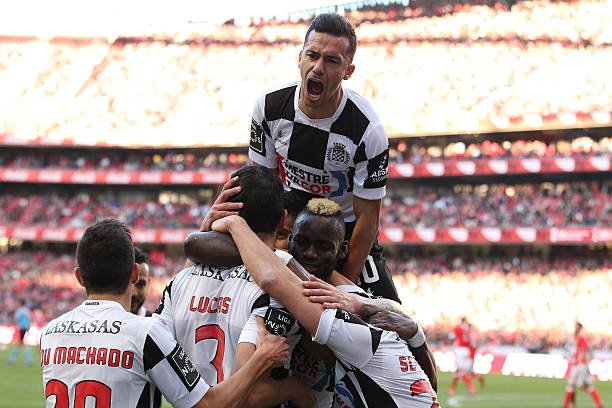 Bek Boavista, Lucas Tagliapietra usai mencetak gol kedua Boavista bersama rekan satu timnya pada pertandingan antara SL Benfica dan Boavista FC untuk Liga Primeira Portugal di Estadio da Luz pada 14 Januari 2017 di Lisbon, Portugal. Foto: Carlos Rodrigues/Getty Images