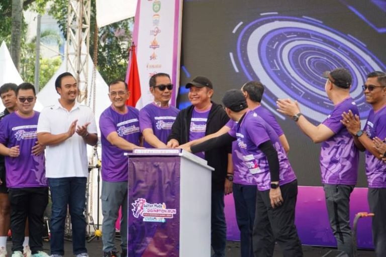 Gubernur Sumsel Herman Deru meluncurkan Sultan Muda Privilege Card di ajang Sultan Muda Digination Festival 2025, Minggu (19/10/2025). Foto: Istimewa