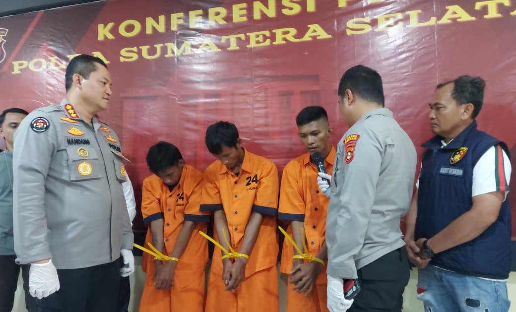 Tiga pelaku pembunuhan sopir truk yang ditemukan tewas terbakar di Ogan Ilir akhirnya ditangkap. Polisi mengungkap motif perampokan dan pembakaran truk sebagai upaya menghapus jejak kejahatan.