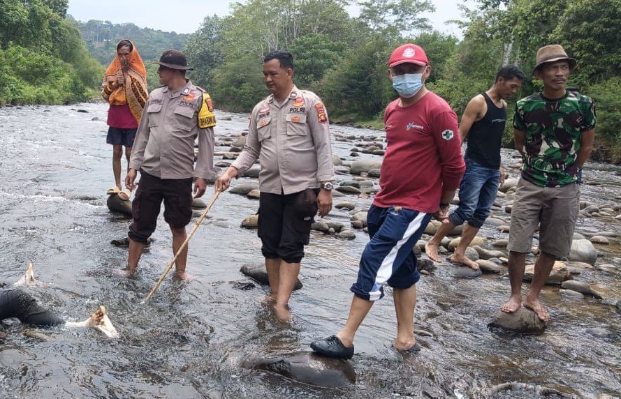 Penemuan mayat pria asal Tasikmalaya di Sungai Ogan gegerkan warga OKU. Polisi masih selidiki penyebab kematian misterius korban yang hilang empat hari sebelumnya.