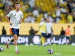 Cristiano Ronaldo melakukan pemanasan sebelum pertandingan Liga Pro Saudi antara Al Nassr dan Al Fateh di Taman Al Awwal pada 18 Oktober 2025. Foto: Abdullah Ahmed/Getty Images