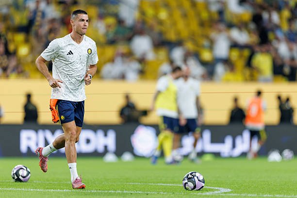 Cristiano Ronaldo melakukan pemanasan sebelum pertandingan Liga Pro Saudi antara Al Nassr dan Al Fateh di Taman Al Awwal pada 18 Oktober 2025. Foto: Abdullah Ahmed/Getty Images
