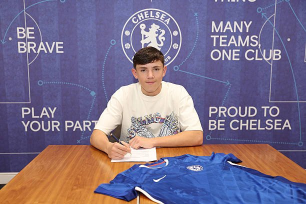 Reggie Walsh resmi menandatangani kontrak profesional pertamanya bersama Chelsea setelah tampil impresif sejak debut di usia 16 tahun. Foto: Chris Lee - Chelsea FC/Chelsea FC via Getty Images
