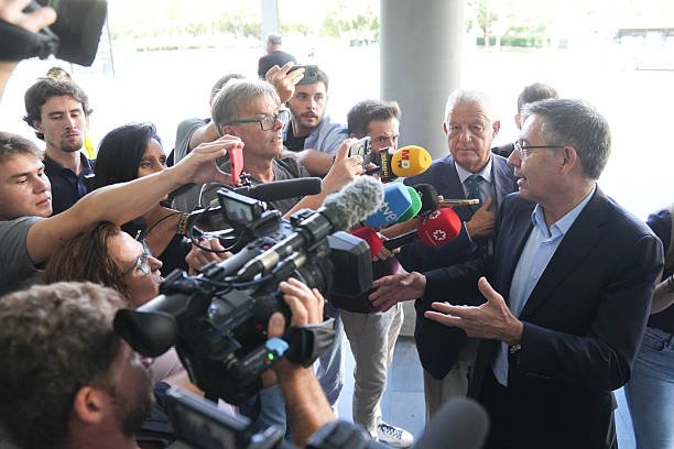 Mantan presiden FC Barcelona Josep Maria Bartomeu memberikan pernyataan kepada media terkait kasus Negreira, pada 18 September 2025 lalu. Foto: David Zorrakino/Europa Press via Getty Images