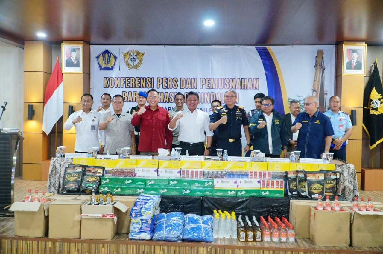 Gubernur Sumatera Selatan H. Herman Deru menghadiri Press Conference sekaligus kegiatan Pemusnahan Barang yang Menjadi Milik Negara (BMMN) di bidang Kepabeanan dan Cukai Tahun Anggaran 2025 yang diselenggarakan oleh Kantor Wilayah Direktorat Jenderal Bea dan Cukai (DJBC) Sumatera Bagian Timur, Rabu (29/10/2025). Foto: dok/ist/sumselprov.go.id