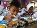 Dinas Kesehatan Sumsel menegaskan makanan program Makan Bergizi Gratis (MBG) harus dikonsumsi di sekolah demi menjaga keamanan pangan dan mencegah keracunan.