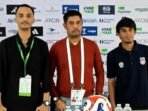 Pelatih Sumsel united Nilmaizar (tengah) dan pemain Kurniawan Karman (kanan) usai laga kontra Bekasi City.