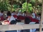 Viral di media sosial, pelajar SDN 25 Tungkal Ilir, Banyuasin, terpaksa belajar di pondok darurat akibat kekurangan ruang kelas. Warga pun bergotong royong membangun fasilitas sementara demi keberlangsungan pendidikan anak-anak.