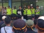 Ratusan pedagang Pasar Induk Jakabaring Palembang menggelar aksi damai menolak kenaikan tarif retribusi dan menuntut PT Swarnadwipa Selaras Adiguna hentikan intimidasi terhadap pedagang.