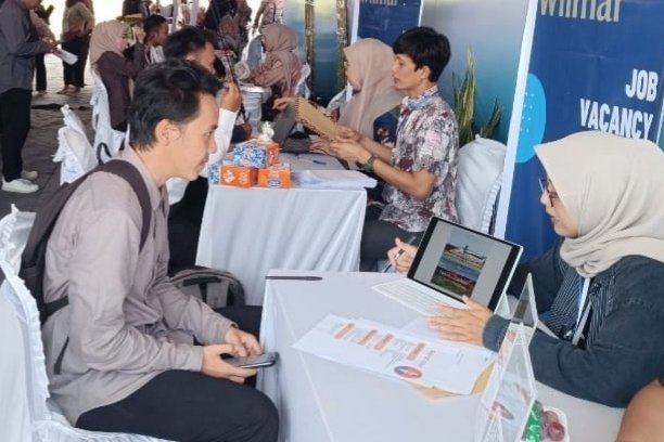Job fair HUT Kabupaten OKI ke-80 di Kayuagung diserbu ratusan pelamar sejak pagi. Sebanyak 700 lowongan kerja dari 22 perusahaan disiapkan, termasuk peluang kerja ke luar negeri, Jum'at (10/10/2025). Foto: Istimewa