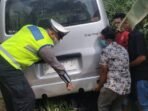 Kecelakaan antara mobil operasional program Makan Bergizi Gratis dan sepeda motor di Banyuasin menyebabkan tiga korban luka. Polisi mengimbau pengendara tetap waspada di jalan padat.