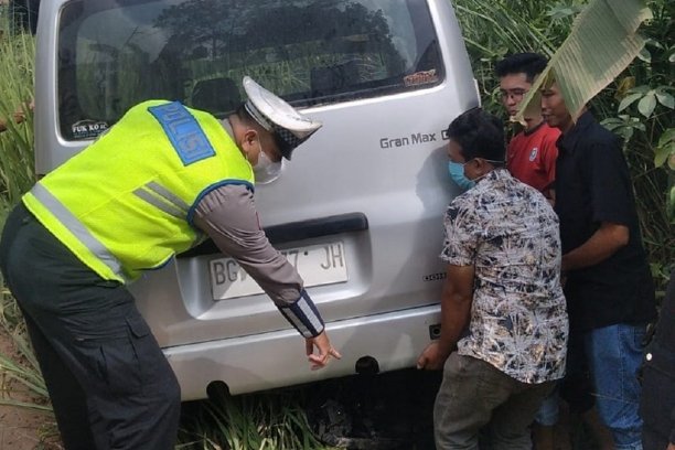 Kecelakaan antara mobil operasional program Makan Bergizi Gratis dan sepeda motor di Banyuasin menyebabkan tiga korban luka. Polisi mengimbau pengendara tetap waspada di jalan padat.