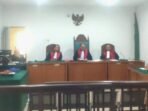 Dua kurir sabu divonis mati dan satu dihukum seumur hidup oleh Pengadilan Negeri Palembang atas kasus narkoba 15 kilogram, melanggar UU Narkotika.