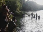 Dua pelajar hanyut saat mandi di Sungai Kelingi Lubuk Linggau, satu berhasil selamat sementara satu lainnya masih dicari warga dan petugas.