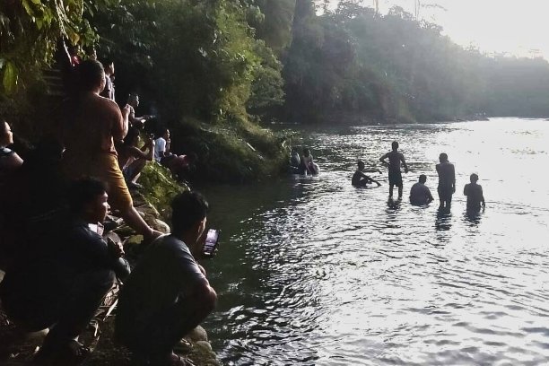 Dua pelajar hanyut saat mandi di Sungai Kelingi Lubuk Linggau, satu berhasil selamat sementara satu lainnya masih dicari warga dan petugas.