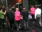 Dua pejabat PMI OKU Timur ditetapkan tersangka korupsi dana hibah Rp1,55 miliar. Keluarga tersangka protes sambil menangis histeris di depan Kejari.