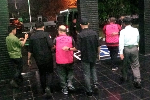 Dua pejabat PMI OKU Timur ditetapkan tersangka korupsi dana hibah Rp1,55 miliar. Keluarga tersangka protes sambil menangis histeris di depan Kejari.