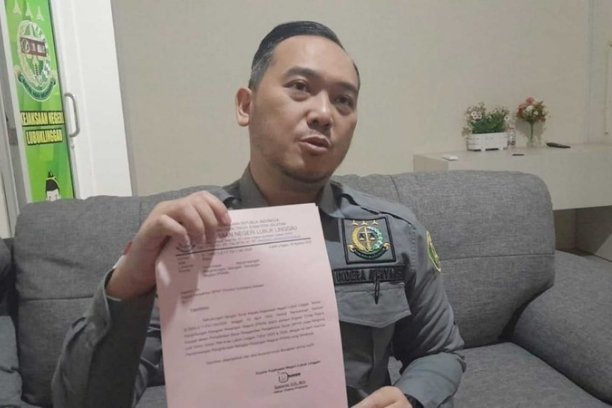 Kejari Lubuk Linggau menegaskan kasus dugaan korupsi di PMI Lubuk Linggau belum berhenti. Proses penghitungan kerugian negara oleh BPKP Sumsel masih ditunggu, dan kemungkinan dua orang akan segera ditetapkan sebagai tersangka. Kejari Lubuk Linggau menegaskan kasus dugaan korupsi di PMI Lubuk Linggau belum berhenti. Proses penghitungan kerugian negara oleh BPKP Sumsel masih ditunggu, dan kemungkinan dua orang akan segera ditetapkan sebagai tersangka.