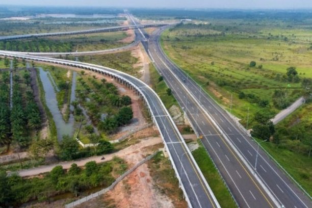 Pemerintah fokus mempercepat proyek Tol Simpang Indralaya–Muara Enim dengan penentuan tiga exit tol strategis dan pembebasan lahan, demi mendukung konektivitas dan pertumbuhan ekonomi di Sumatera Selatan.