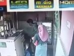 Pelaku pembunuhan wanita hamil di hotel Palembang akhirnya ditangkap polisi di Banyuasin setelah empat hari buron. Motif dan kronologi masih diselidiki.