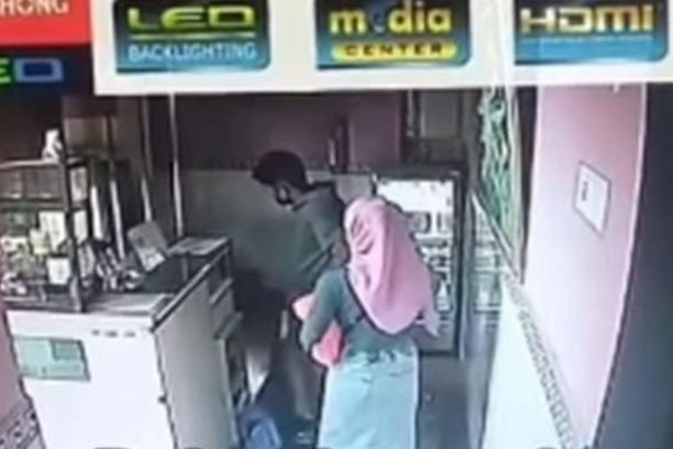 Pelaku pembunuhan wanita hamil di hotel Palembang akhirnya ditangkap polisi di Banyuasin setelah empat hari buron. Motif dan kronologi masih diselidiki.