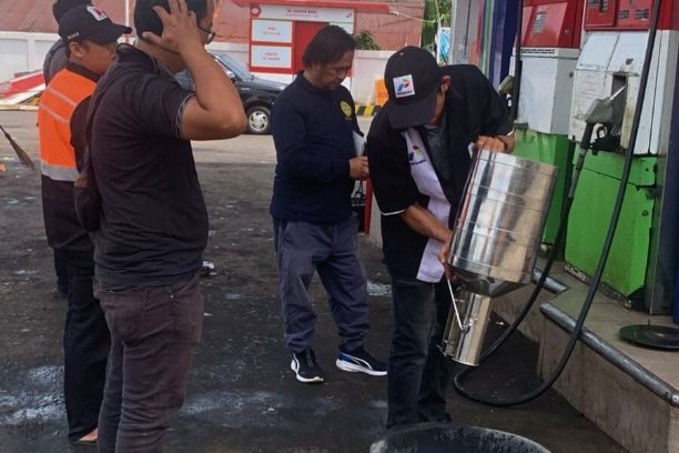 Disprindag Empat Lawang melaksanakan tera ulang di SPBU Tebing Tinggi untuk memastikan takaran bahan bakar tetap akurat dan melindungi hak konsumen.