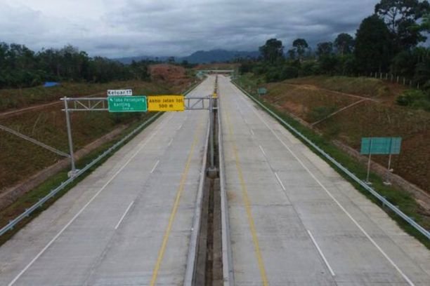 Proyek Tol Lubuklinggau–Bengkulu yang sempat tertunda kini kembali dilanjutkan setelah ditetapkan sebagai Proyek Strategis Nasional. Wali Kota Lubuklinggau optimistis tol ini akan meningkatkan daya saing ekonomi dan investasi daerah.