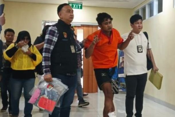 Kasus pembunuhan Anti Puspita Sari di Hotel Lendosis Palembang akhirnya terungkap. Polisi menangkap pelaku, Febrianto, yang nekat membunuh korban karena kesal. Aksi brutalnya berakhir tragis dengan ancaman hukuman mati.