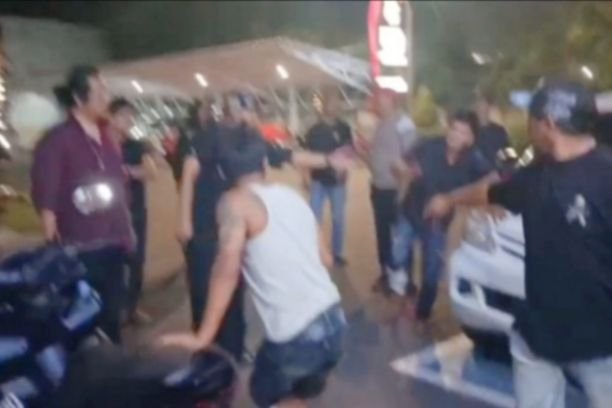 Dua pelaku curanmor di Palembang ditembak di kaki setelah berusaha kabur saat hendak menjual motor hasil curian kepada petugas. Polisi berhasil mengamankan barang bukti motor Honda Vario milik korban.