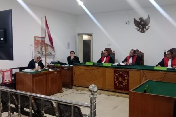 Seorang pemilik toko kelontong di OKI didakwa menjual obat keras tanpa izin apotek. BBPOM dan aparat gabungan menemukan 295 jenis obat daftar G dalam jumlah besar.