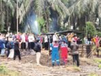 Menteri ESDM Bahlil Lahadalia meninjau sumur minyak rakyat di Muba dan memastikan legalisasi melalui Permen ESDM No 14/2025 agar masyarakat bisa bekerja aman dan legal.