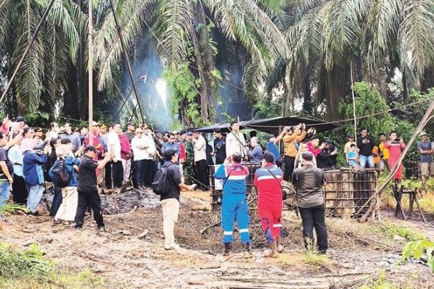 Menteri ESDM Bahlil Lahadalia meninjau sumur minyak rakyat di Muba dan memastikan legalisasi melalui Permen ESDM No 14/2025 agar masyarakat bisa bekerja aman dan legal.