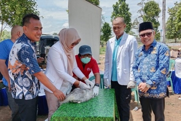Pemerintah Kabupaten Empat Lawang melaksanakan vaksinasi rabies gratis dalam rangka memperingati World Rabies Day 2025. Kegiatan ini sebagai upaya mencegah penyebaran virus rabies di wilayah setempat.