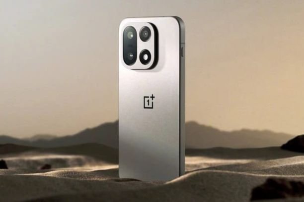 OnePlus siap merilis OnePlus 15 di China pada 27 Oktober 2025, bersamaan dengan OnePlus Ace 6. Peluncuran global diperkirakan menyusul pada 13 November.