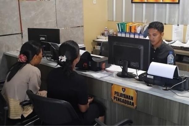 Siswi SMA di Palembang menjadi korban penganiayaan dan ancaman setelah menolak cinta pria berusia 21 tahun. Kasus ini kini tengah ditangani Polrestabes Palembang.
