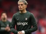 Alejandro Garnacho dari Chelsea melakukan pemanasan sebelum pertandingan Liga Premier antara Nottingham Forest dan Chelsea di City Ground pada 18 Oktober 2025 di Nottingham, Inggris. (Foto oleh Michael Regan/Getty Images)