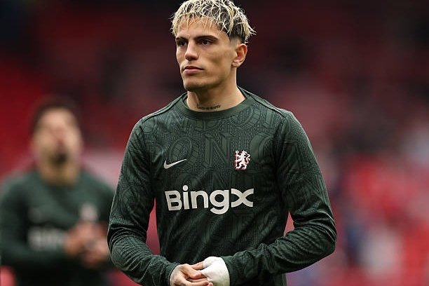 Alejandro Garnacho dari Chelsea melakukan pemanasan sebelum pertandingan Liga Premier antara Nottingham Forest dan Chelsea di City Ground pada 18 Oktober 2025 di Nottingham, Inggris. (Foto oleh Michael Regan/Getty Images)