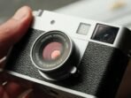 Fujifilm meraih sukses besar di Good Design Awards 2025 melalui tiga kamera andalannya: X-E5, X Half, dan GFX100RF. Ketiganya memikat fotografer dunia lewat desain klasik-modern, teknologi sensor mutakhir, dan ergonomi yang menawan.
