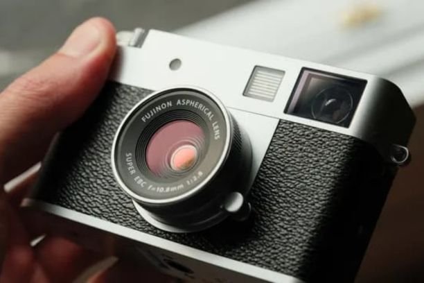 Fujifilm meraih sukses besar di Good Design Awards 2025 melalui tiga kamera andalannya: X-E5, X Half, dan GFX100RF. Ketiganya memikat fotografer dunia lewat desain klasik-modern, teknologi sensor mutakhir, dan ergonomi yang menawan.