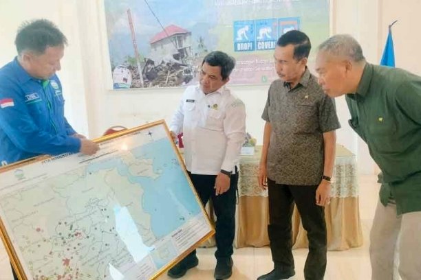 BMKG memperingatkan Kabupaten OKI berpotensi terdampak gempa megatrust Sunda di atas 8 SR. Program Sekolah Lapangan Gempa Bumi dan Tsunami digelar untuk tingkatkan kesiapsiagaan warga.