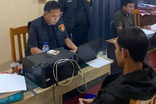 Kasus penembakan di Muba gegerkan warga. Seorang pria tewas ditembak karena diduga mencuri petai. Pelaku kini ditahan dan terancam hukuman 15 tahun penjara.