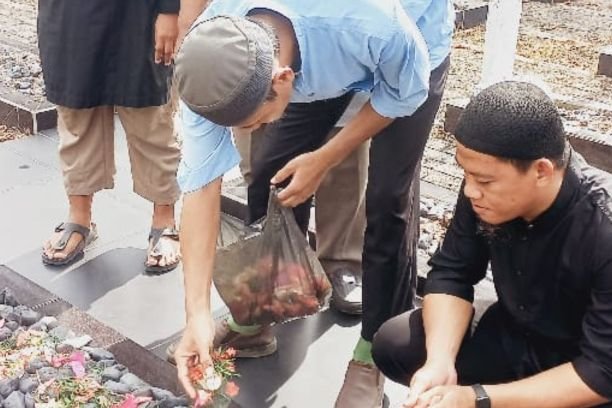 Eks Napiter Sumsel bersama Densus 88 menggelar tabur bunga dan bakti sosial di Palembang, wujud nyata komitmen deradikalisasi dan cinta NKRI.