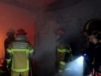 Kebakaran di Jalan R Soekamto Palembang menewaskan pasangan suami istri akibat diduga korsleting listrik. Dua warga lain alami luka bakar saat berusaha menyelamatkan diri.