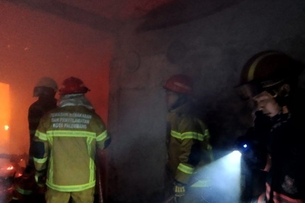 Kebakaran di Jalan R Soekamto Palembang menewaskan pasangan suami istri akibat diduga korsleting listrik. Dua warga lain alami luka bakar saat berusaha menyelamatkan diri.