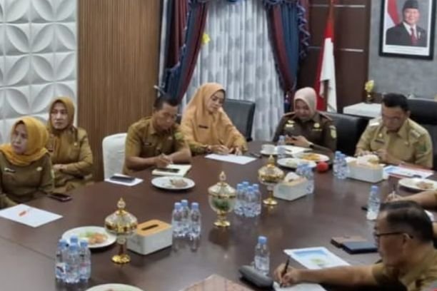 Pemkab Empat Lawang gelar rapat pengendalian inflasi 2025 bersama Menteri Keuangan. Bupati Joncik Muhammad tegaskan pentingnya kontrol harga pasar dan percepatan realisasi belanja daerah.
