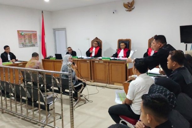 Sidang korupsi Dispora OKU Selatan di Pengadilan Tipikor Palembang ungkap fakta mengejutkan: peran dominan PPTK Komariah, praktik pinjam perusahaan, dan potongan anggaran hingga 30 persen.