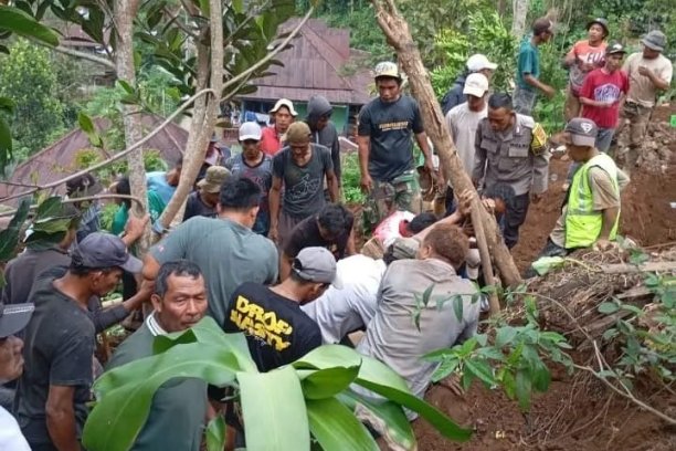 Dua petani di Desa Dempo Rejo, Pagaralam, berhasil diselamatkan setelah tertimbun longsor. Evakuasi berjalan dramatis dan mendapat apresiasi Kapolres atas respons cepat aparat dan warga.